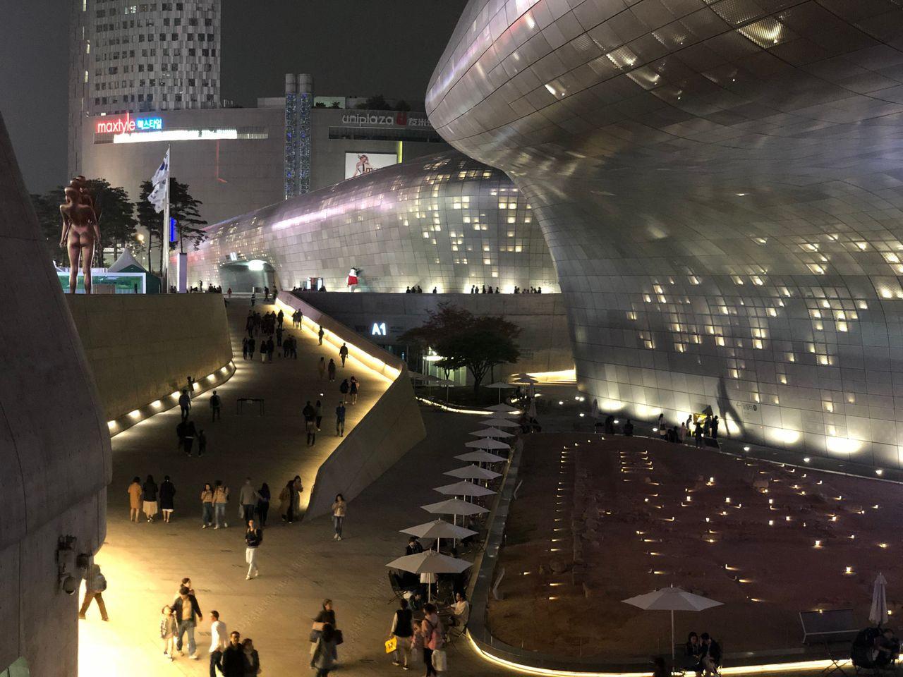 2025 Dongdaemun Night Market Visit! - Enjoy all the attractions from lively DDP night market!